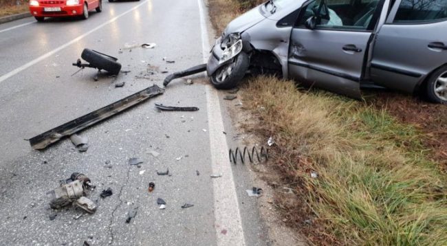 AKSIDENT NË LUSHNJË/ Përplasen dy makina tek “Mbikalimi i Savrës”, 2 të plagosur