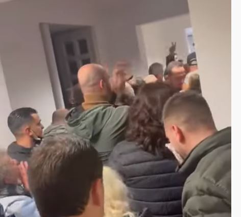 “BASHA, BASHA”/ Duatrokitje brenda selisë së PD pas largimit të Sali Berishës (VIDEO)