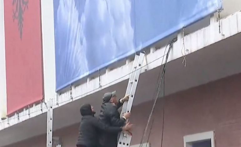 PAMJET/ Momenti kur dy protestuesit e Berishës tentojnë në ngjiten në katin e 2