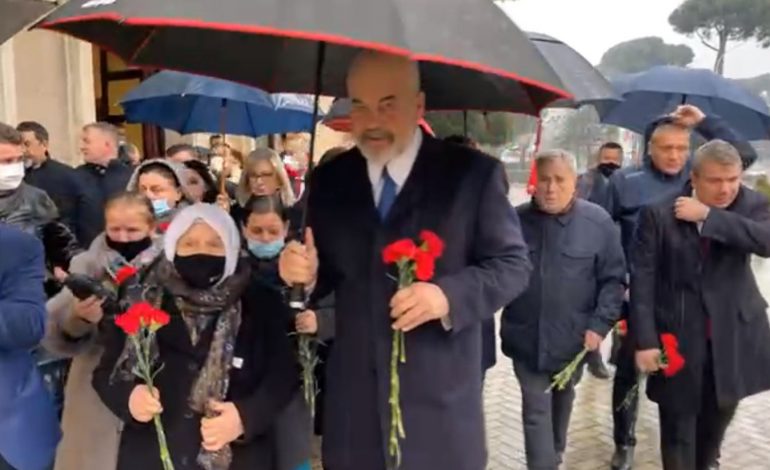 “21 JANARI”/ Rama dhe familjarët e 4 viktimave homazhe te “Dëshmorët e Kombit” (PAMJET)