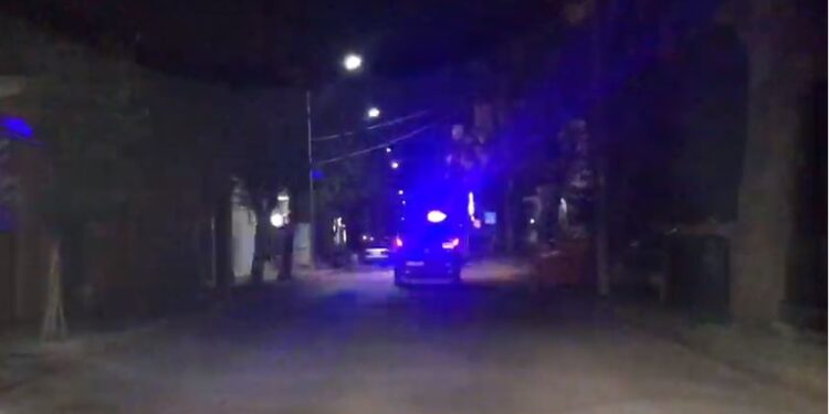 TË SHTËNA ME ARMË ZJARRI NË ELBASAN/ Persona të paidentifikuar qëllojnë nga një makinë në ecje