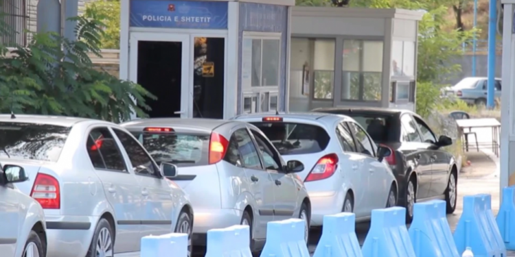 NJOFTIMI/ Greqia shtyn afatin e lejeqendrimeve për emigrantët (DETAJET)
