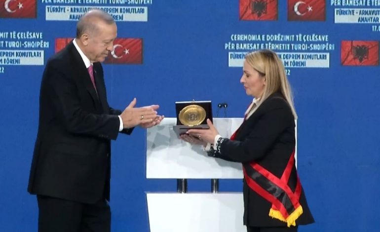 PËRURIMI I APARTAMENTEVE NË LAÇ/ Erdogan vlerësohet me titullin “Qytetar Nderi i Kurbinit”