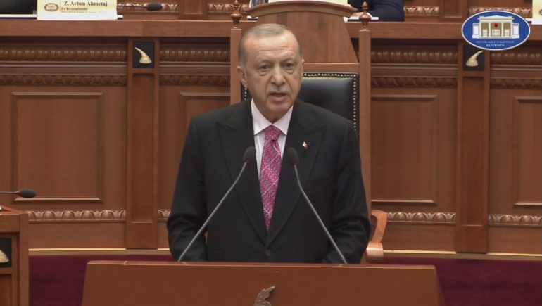 FJALIMI/ Erdogan: Kur dy vendet tona të bashkojnë duart me lejen e Zotit nuk do të ketë asnjë problem që të mos e kalojnë
