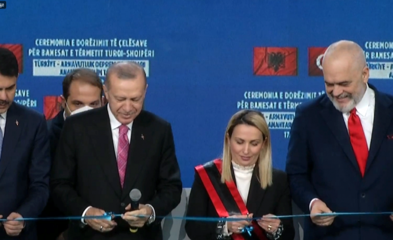 “LE TË THEMI BISMILAH”/ Momenti kur Erdogan e Rama presin shiritin e banesave të rindërtuara në Laç nga Turqia