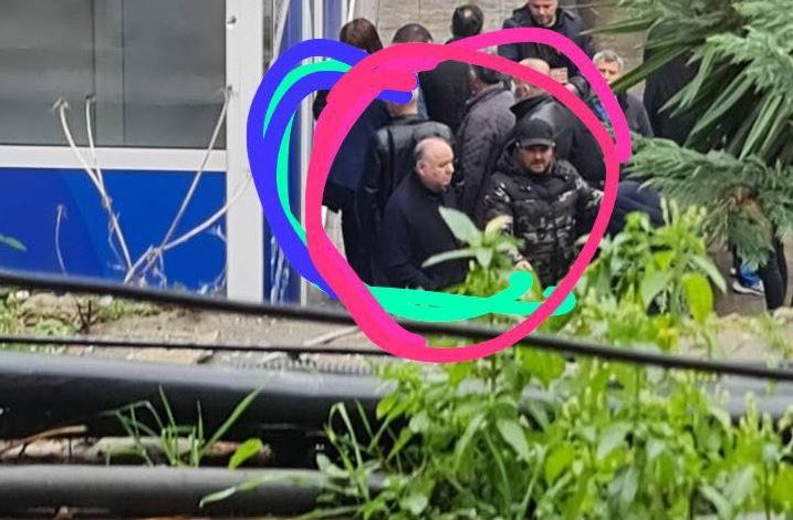 FOTOLAJM: Sali Berishës i vjen në ndihmë dhe Fahri Balliu, që tenton të shqyejë derën e PD