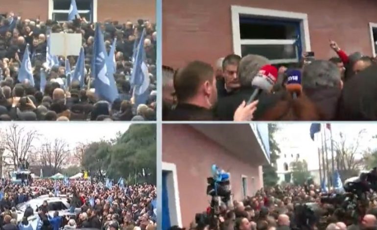 DHUNA NË PROTESTËN E BERISHËS/ Ja çfarë shkruajnë mediat ndërkombëtare për sulmin ndaj selisë blu