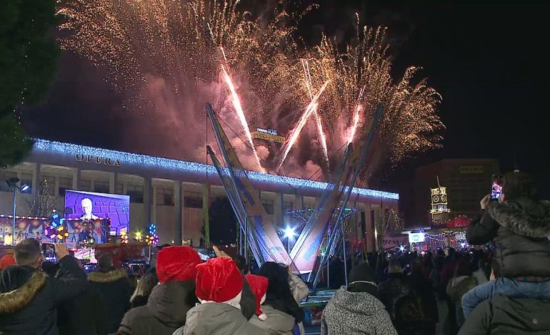 TIRANA KULMON ME FESTIMET/ “Harron” pandeminë dhe i kthehet festës, 2022-shi pritet pa incidente (VIDEO)