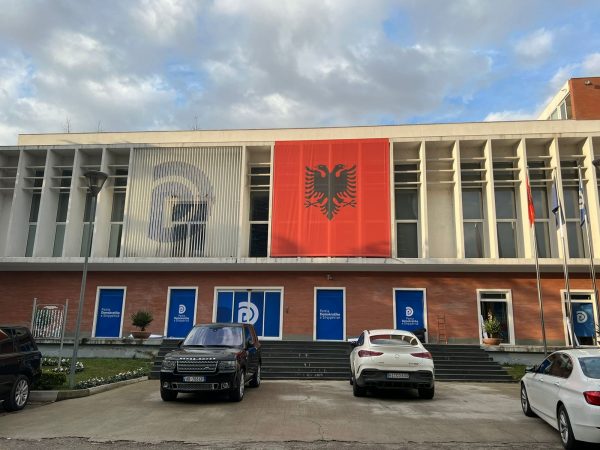 VIT I RI, PAMJE E RE/ Rinovim i logos së PD në fasadë dhe ndryshim i ambienteve, transformohet godina e selisë blu