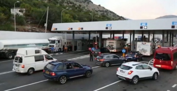 FESTAT E FUNDVITIT/ Mijëra shqiptarë dhe të huaj kanë hyrë dhe dalë në Kapshticë dhe Qafë Thanë gjatë orëve të fundit