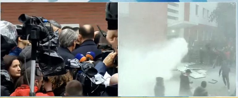 PROTESTA/ Ndërhyn policia, hidhet gaz lotsjellës. Mbështetësit e Berishës largohen nga selia e PD