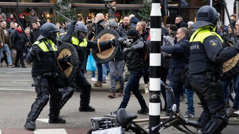 COVID-19 NË HOLANDË/ Mijëra protestues mbushin rrugët e Amsterdamit kundër izolimit, përplasje e dhunshme me policinë (Foto)