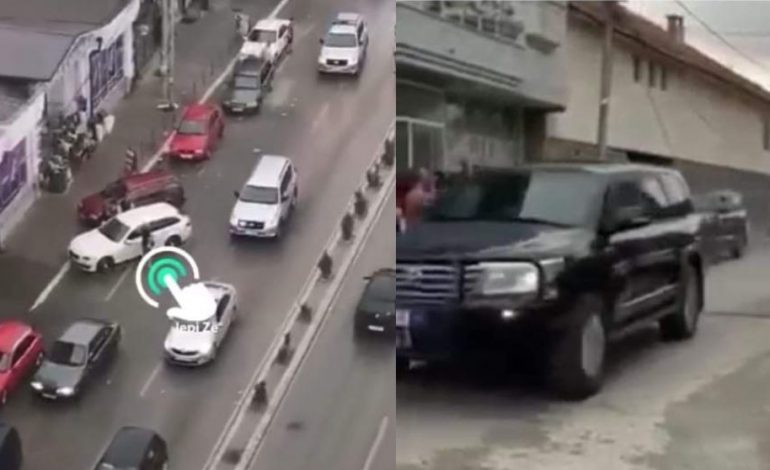 HUMBI TË ËMËN/ Kadri Veseli mbërrin në Kosovë i rrethuar nga makinat e EULEX