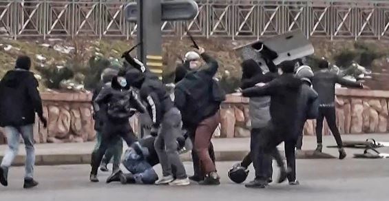TRAZIRAT NË KAZAKISTAN/ Arrestohen rreth 2 mijë protestues pas të shtënave me armë në stacionin policor