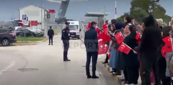 PAMJET/ Erdogan pritet të mbërrijë në Rinas, qytetarët e presin me flamuj dhe fotot e tij në duar