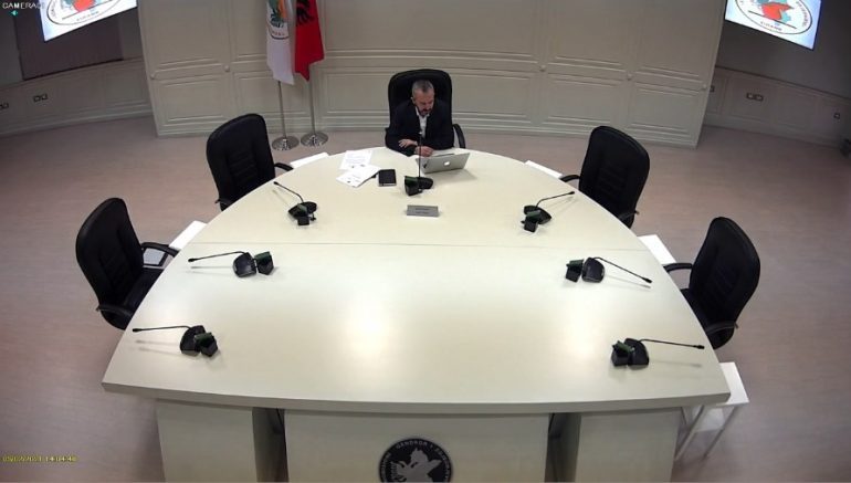 DOKUMENTI/ PS dorëzon në KQZ shkresën për regjistrim në zgjedhjet e pjesshme vendore