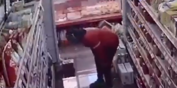 DEL VIDEO/ Momenti kur 25-vjeçari kapet “mat” në një supermarket në Vlorë