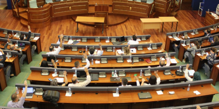 NDODH NË KUVEND/ Deputetit shqiptar i grisen pantallonat
