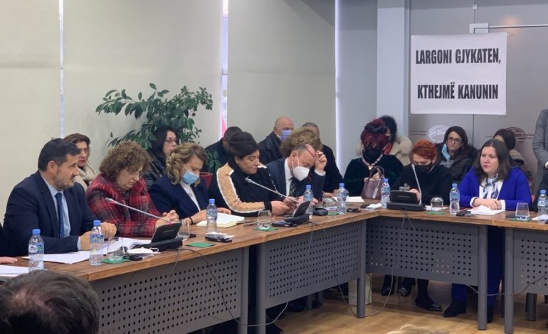 “KTHJEMË KANUNIN”/ Propozimi për hartë të re gjyqësore pritet me parulla proteste në Shkodër