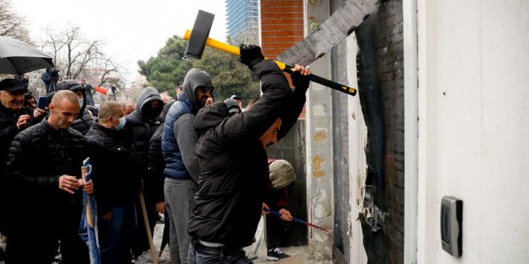 “Pluralizmi i vareve dhe qysqive”: Absurdi i tezës së mbështetësve të Sali Berishës