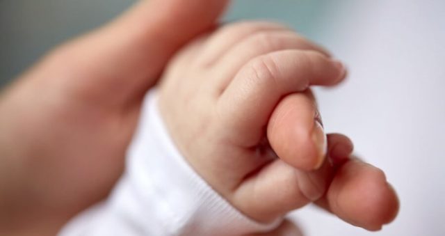 STUDIMI: Fëmijët nuk e marrin virusin nga nënat kur ushqehen me gji
