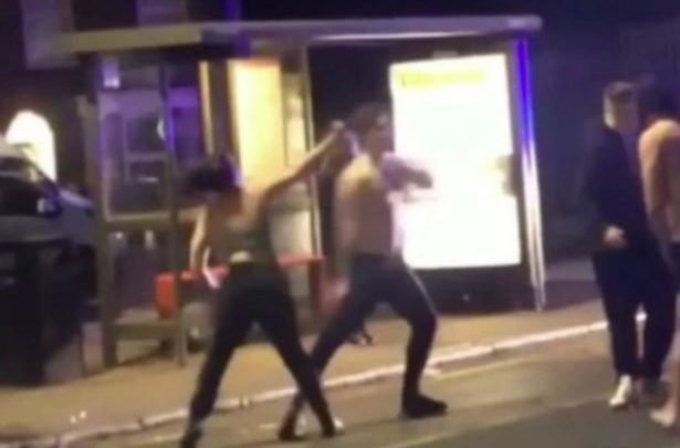 E PAZAKONTË/ I rrahën burrin, shqiptarja nuk përmbahet dhe dhunon 2 agresorët