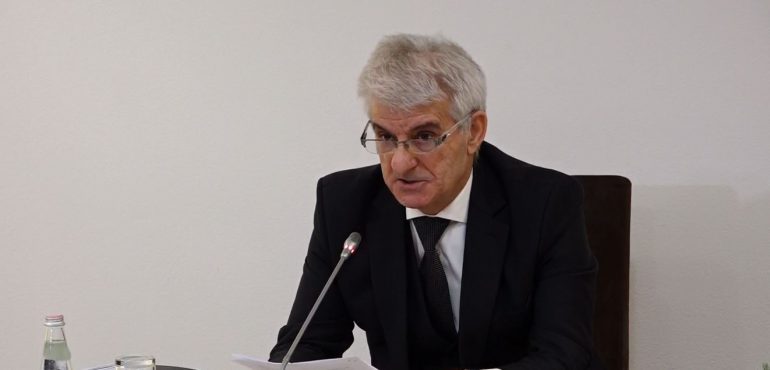 U DËNUA ME 6 MUAJ BURG/ Luan Daci: “Falsifikimi intelektual” s’ekziston, shpikje