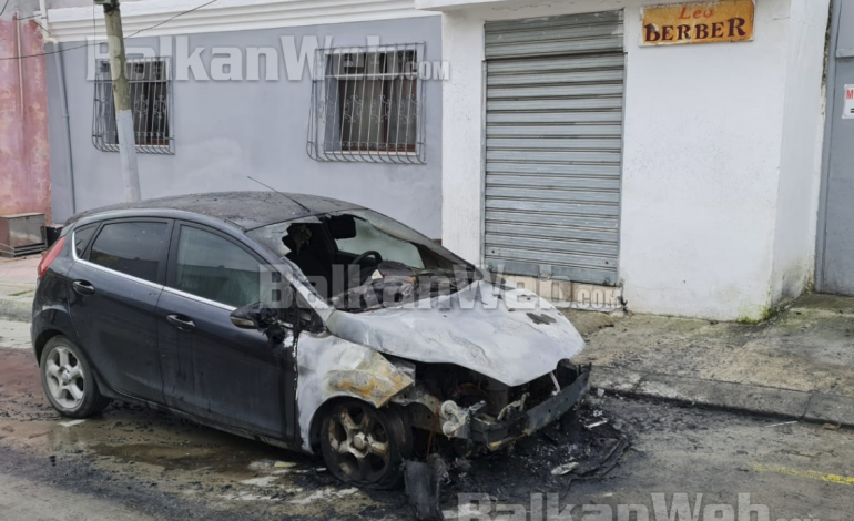 PAMJET/ Shkrumbohet nga flakët makina në Durrës, ja çfarë ka mbetur nga “Ford”-i