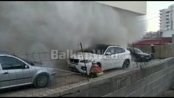 MAKIN PËRFSHIHET NGA FLAKËT/ Rrezikon dhe mjetet e tjera të parkuara, ndërhyjnë zjarrfikësit (VIDEO)