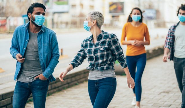 OMICRON SHKAKTON 50% MË PAK SHTRIME SE DELTA/ Ekspertët: Pandemia mund të marrë fund këtë vit