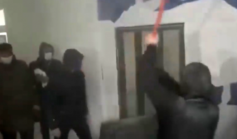 PUBLIKOHEN PAMJET/ Shihni momentin kur mbështetësit e Berishës godasin me varre dyert e selisë së PD (VIDEO)