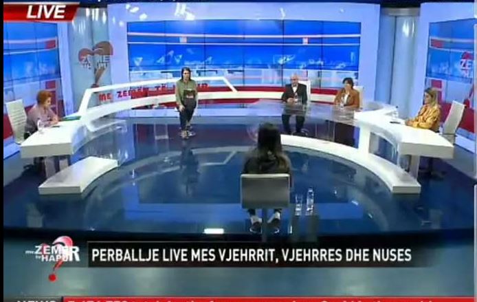 “ËSHTË MAFIOZE, E POSHTËR, DJALI IM…”/ Nusja përballet live me vjehrrit: Më shajnë e ofendojnë