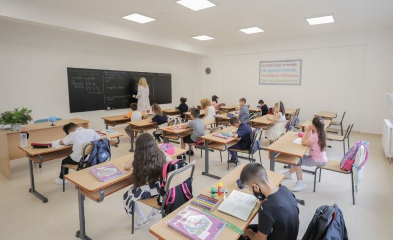 PUBLIKOHET VENDIMI I QEVERISE/ 3 ditë pushim për njërin prind të fëmijëve të mitur