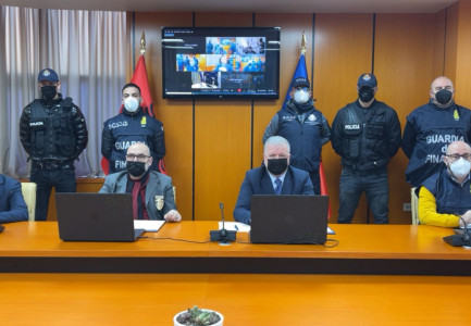 GODITJA E GRUPEVE KRIMINALE QË TRAFIKONIN KLANDESTINË/ Anti-Mafia e Leçes zbardh detaje nga operacioni