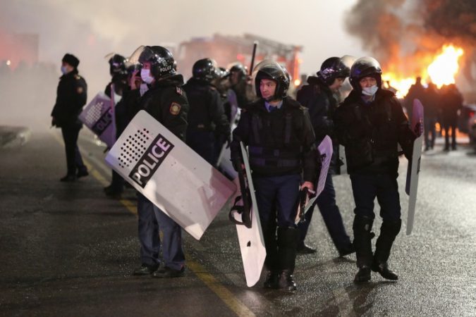 TRAZIRA NË KAZAKISTAN/ Presidenti urdhëron forcat e rendit të qëllojnë pa paralajmërim mbi protestuesit (FOTO)