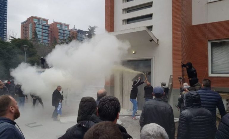 PROTETA E DHUNSHME/ Ervin Salianji flet nga brenda selisë blu: Këtu ka njerëz të plagosur e të sëmurë