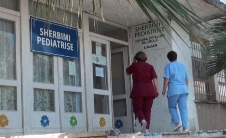 “NDËRROI JETË NGA…”/ Policia zbulon ARSYEN e vdekjes së 3-vjeçares, nis hetimi ndaj mjekut në Elbasan