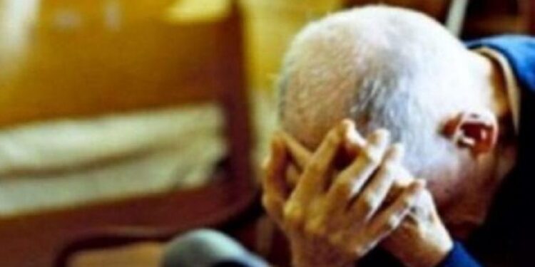“DJALI JUAJ MË KA BORXH…”/ 40-vjeçari “gjobë” dy të moshuarve në Tiranë: Më jep tapinë e shtëpisë