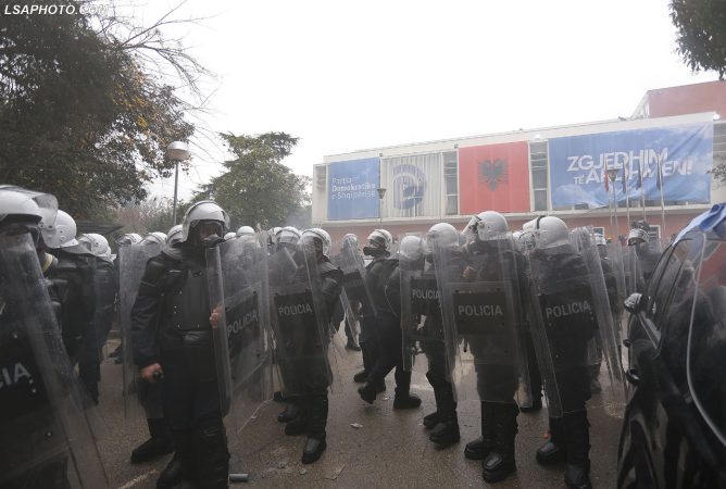 I PËRGJIGJET GAZMENT BARDHIT/ Policia: Keqardhje për akuzat! Personat brenda selisë janë shoqëruar për t’u marrë në pyetje