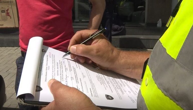 FOTOLAJM/ Kur je keq me matematikën dhe drejtshkrimin, gafat e policit rrugor me gjobën ndaj qytetarit