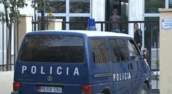 ARRESTOHET 21-VJEÇARI NË KAVAJË/ Kundërshtoi policët, pas kontrollit dhe hetimeve rezulton se është autori i…