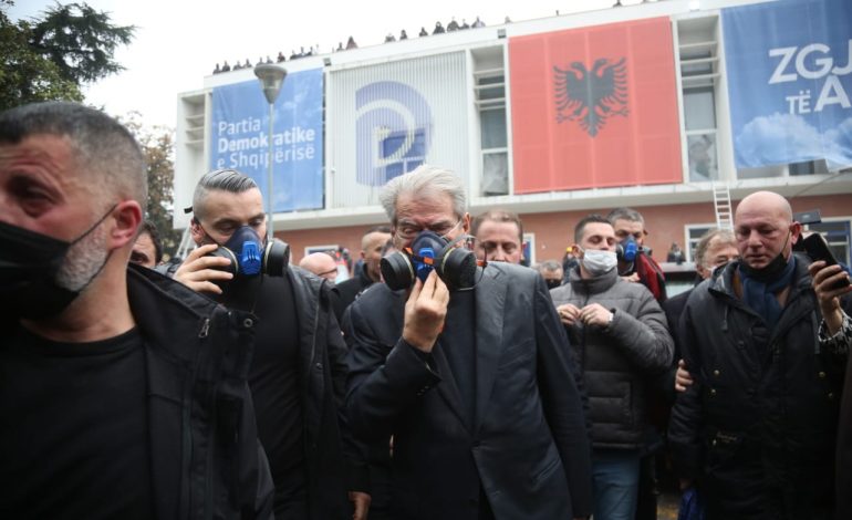 PRAPASKENAT/ Një telefonatë mbylli protestën e Sali Berishës? Çfarë ndodhi gjatë tentativave për t’u rikthyer në PD