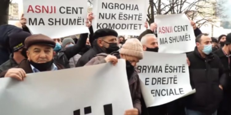 “ASNJË CENT MA SHUMË”/ Rritja e çmimit të energjisë, qytetarët e Prishtinës ngrihen në protestë