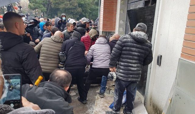 PROTESTA E BERISHËS/ Deputeti i PD tregon çfarë ndodhi në seli: Do hiqja dorë nga politika nëse do kishte…
