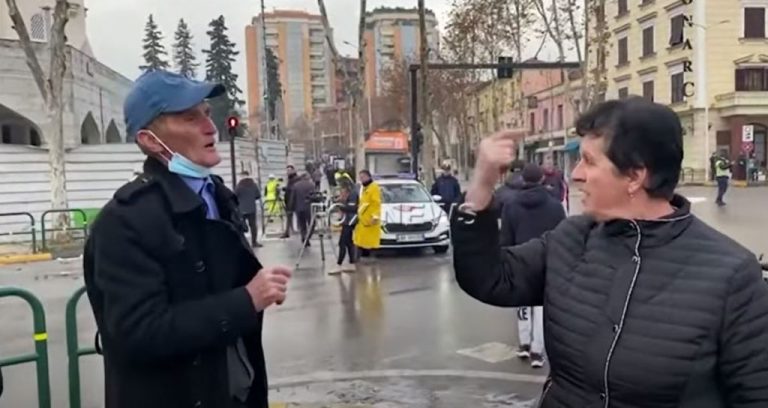 “BERISHA KA GJYSMËN E TIRANËS E TI S’KE BUKË TË HASH”/ Qytetarja-protestuesit: Amerika ia ka vënë në lule të ballit… (VIDEO)