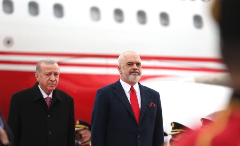 NËNSHKRIMI I MARREVESHJEVE/ Presidenti turk Erdogan mbërrin në Kryeministri, nis takimi me Ramën