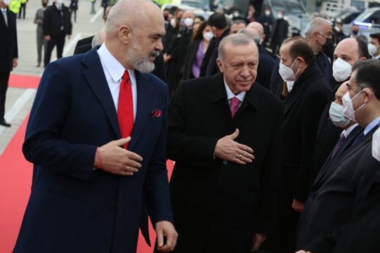 VIZITA E ERDOGAN NË TIRANË/ Jehonë në mediat ndërkombëtare: Përqafime Rama me Erdogan, ndërkohë që…
