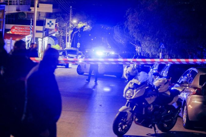 PUBLIKOHEN PAMJET E RËNDA/ Momenti kur dy shqiptarët qëllohen me breshëri plumbash duke pirë kafe në Greqi (VIDEO)