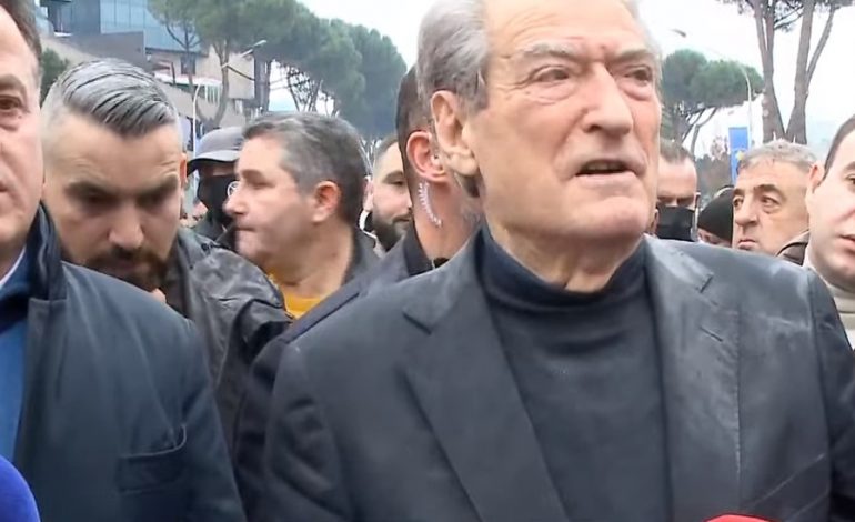 BERISHA NUK TËRHIQET! I drejtohet sërish selisë së PD! Policia i largon me gaz