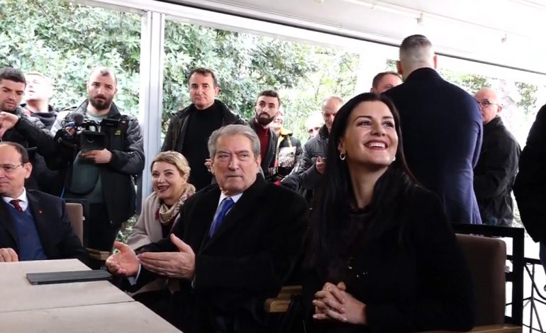 BERISHA KOPJON BASHËN/ Kafe me gazetarët, i drejtohet kamerierit: Mos u shërbe mercenarëve…